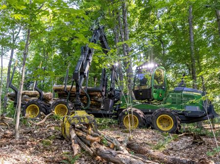 John Deere 1510G Forwarder 220 hp 15-Ton Load Capacity