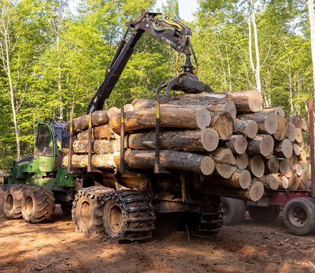 John Deere 1510G Forwarder 220 hp 15-Ton Load Capacity